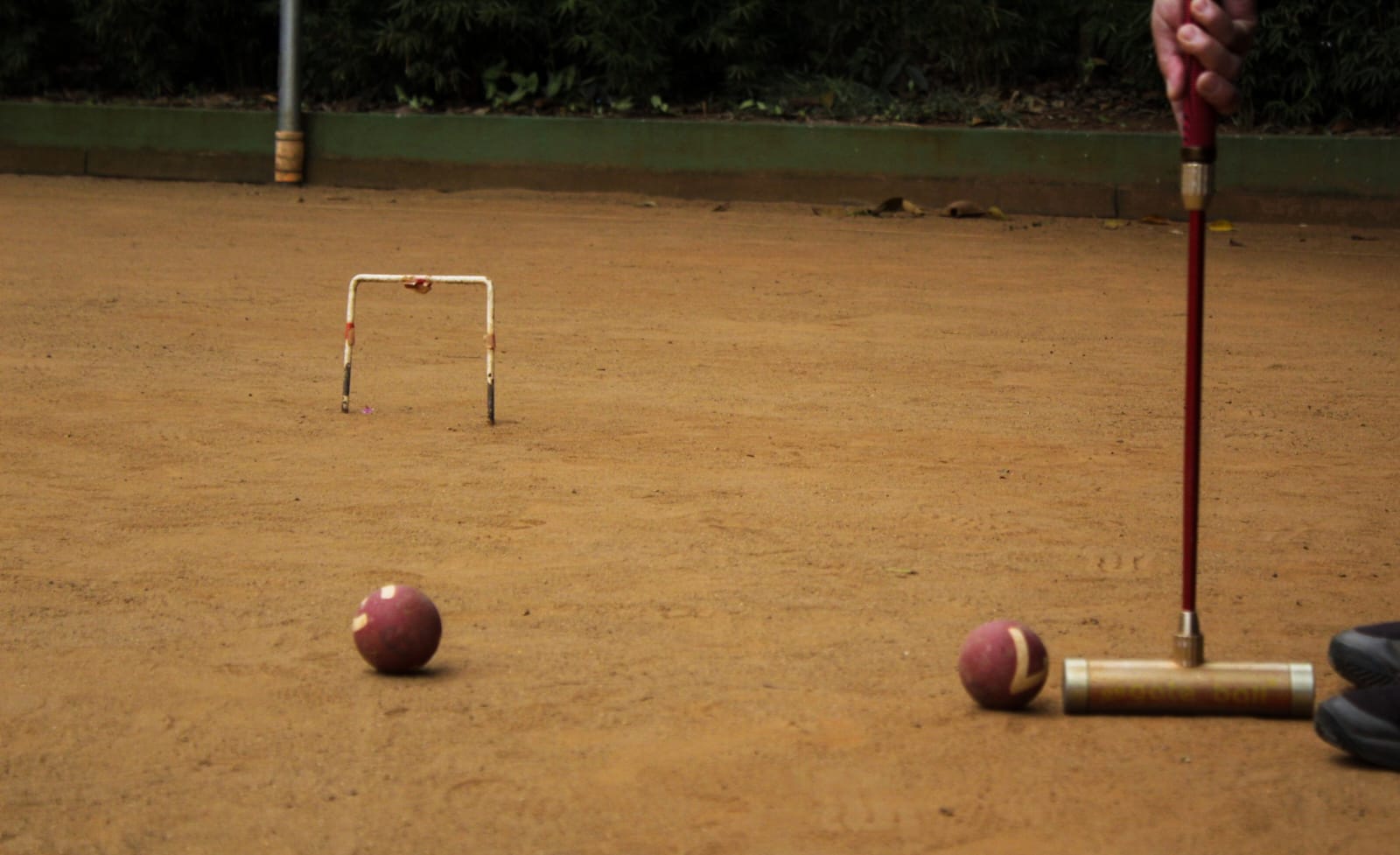 Na imagem, munícipe jogando na quadra de Gateball.